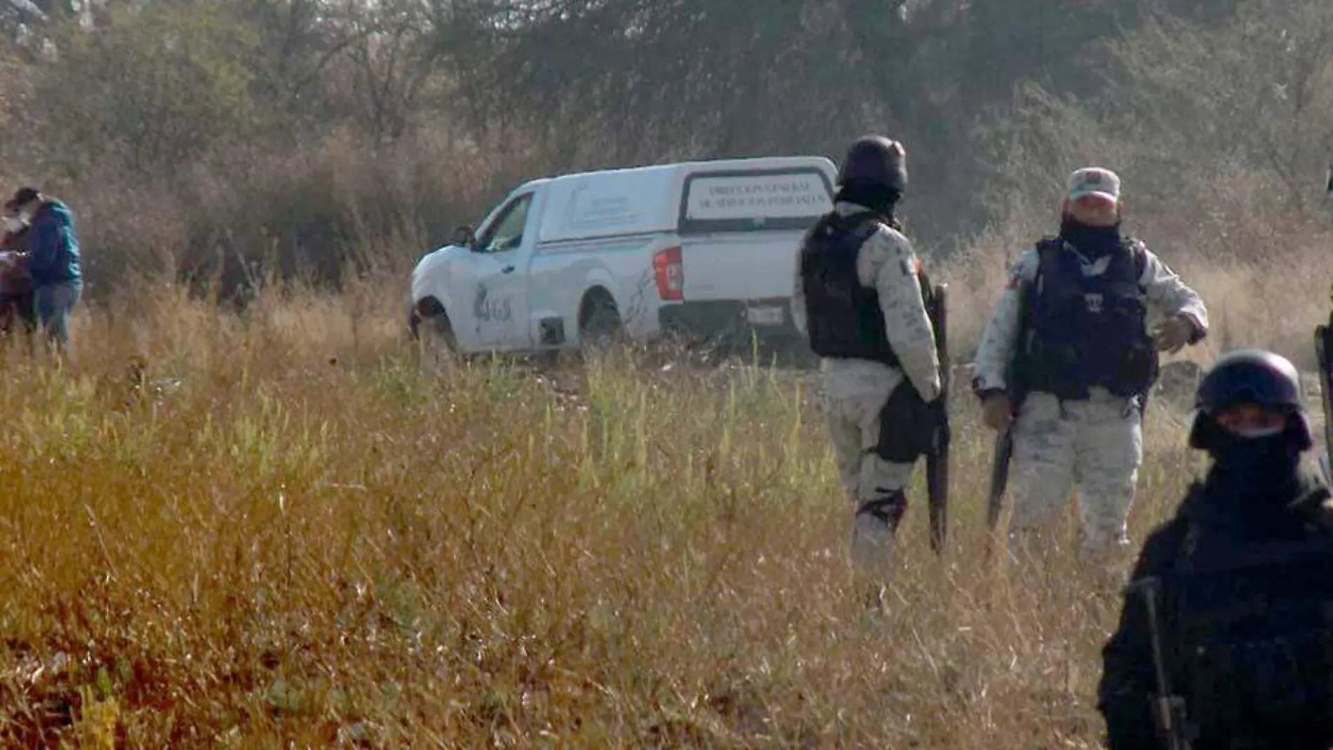 Peritos forenses y elementos de la Guardia Nacional en un paraje donde fueron hallados los cuerpos decapitados de dos personas